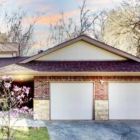 Centrally Located Hot Tub, 5 Bedrooms