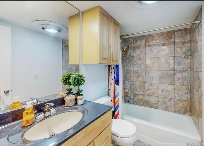 Centrally Located Hot Tub, 5 Bedrooms Holiday home Tulsa