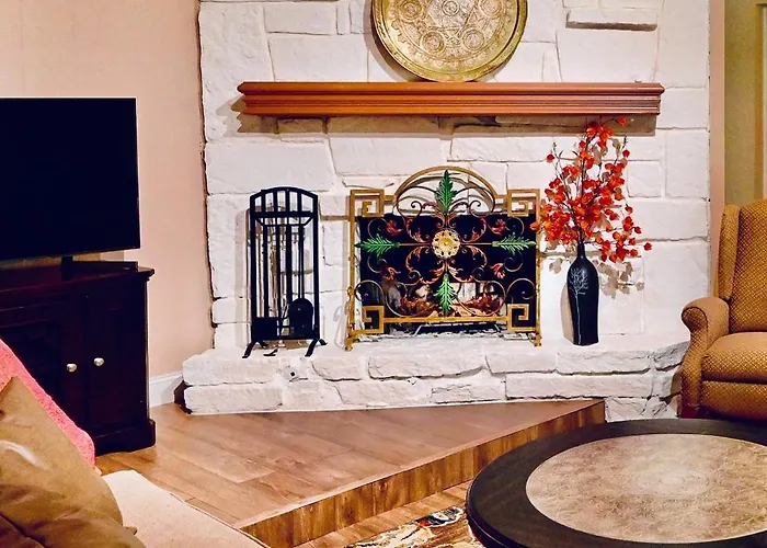 Centrally Located Hot Tub, 5 Bedrooms Holiday home *