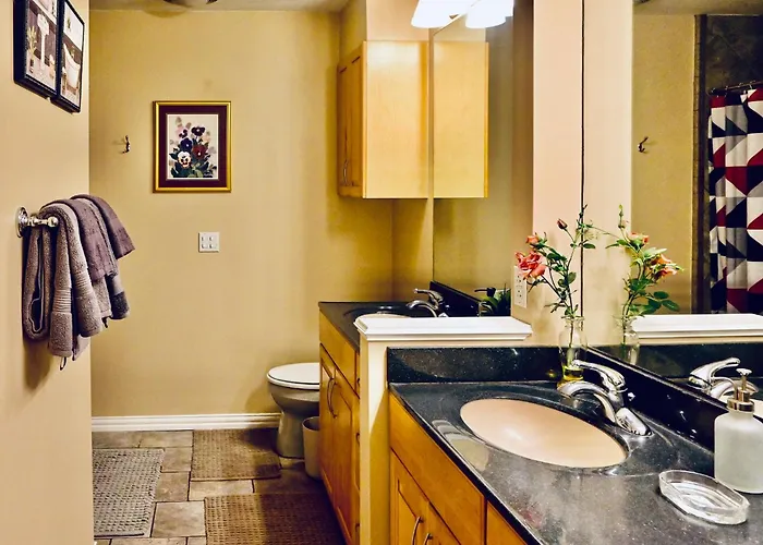 Centrally Located Hot Tub, 5 Bedrooms * Tulsa