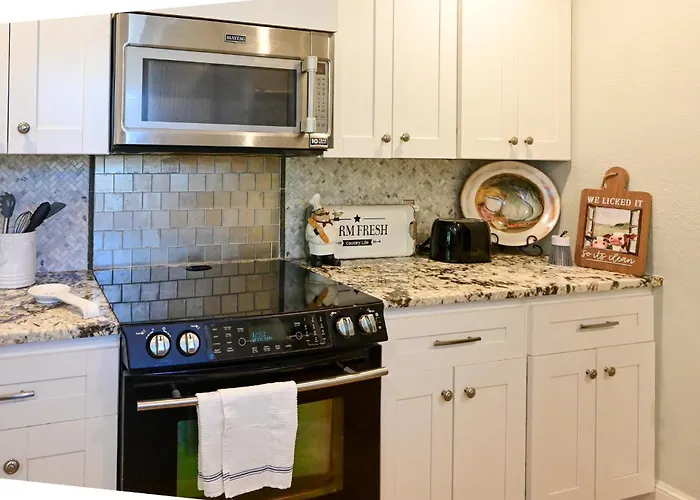 Centrally Located Hot Tub, 5 Bedrooms Holiday home Tulsa