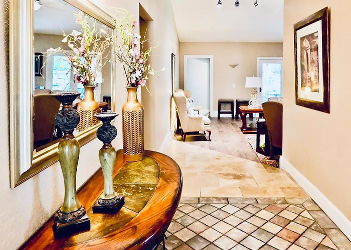 Centrally Located Hot Tub, 5 Bedrooms *