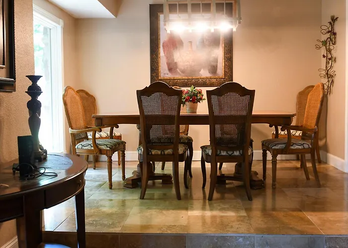 Centrally Located Hot Tub, 5 Bedrooms Holiday home Tulsa