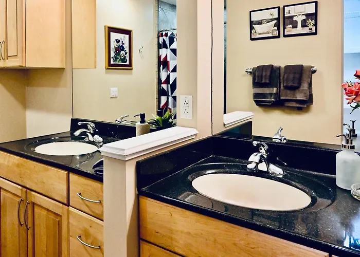 Holiday home Centrally Located Hot Tub, 5 Bedrooms Tulsa