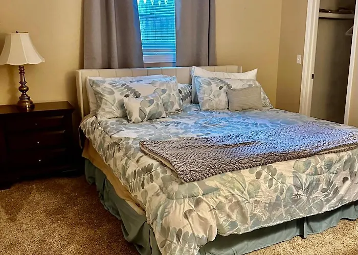 Centrally Located Hot Tub, 5 Bedrooms Tulsa
